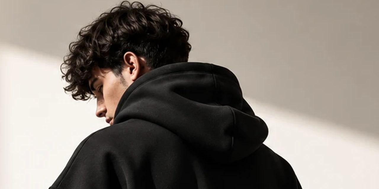 Modèle de profil, capuche du hoodie noir sur les épaules