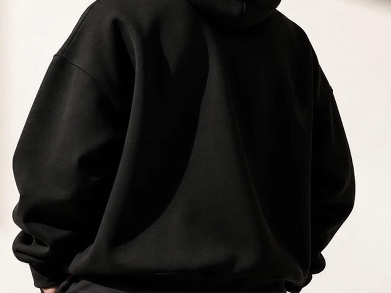 Détail du hoodie noir porté, vu de dos
