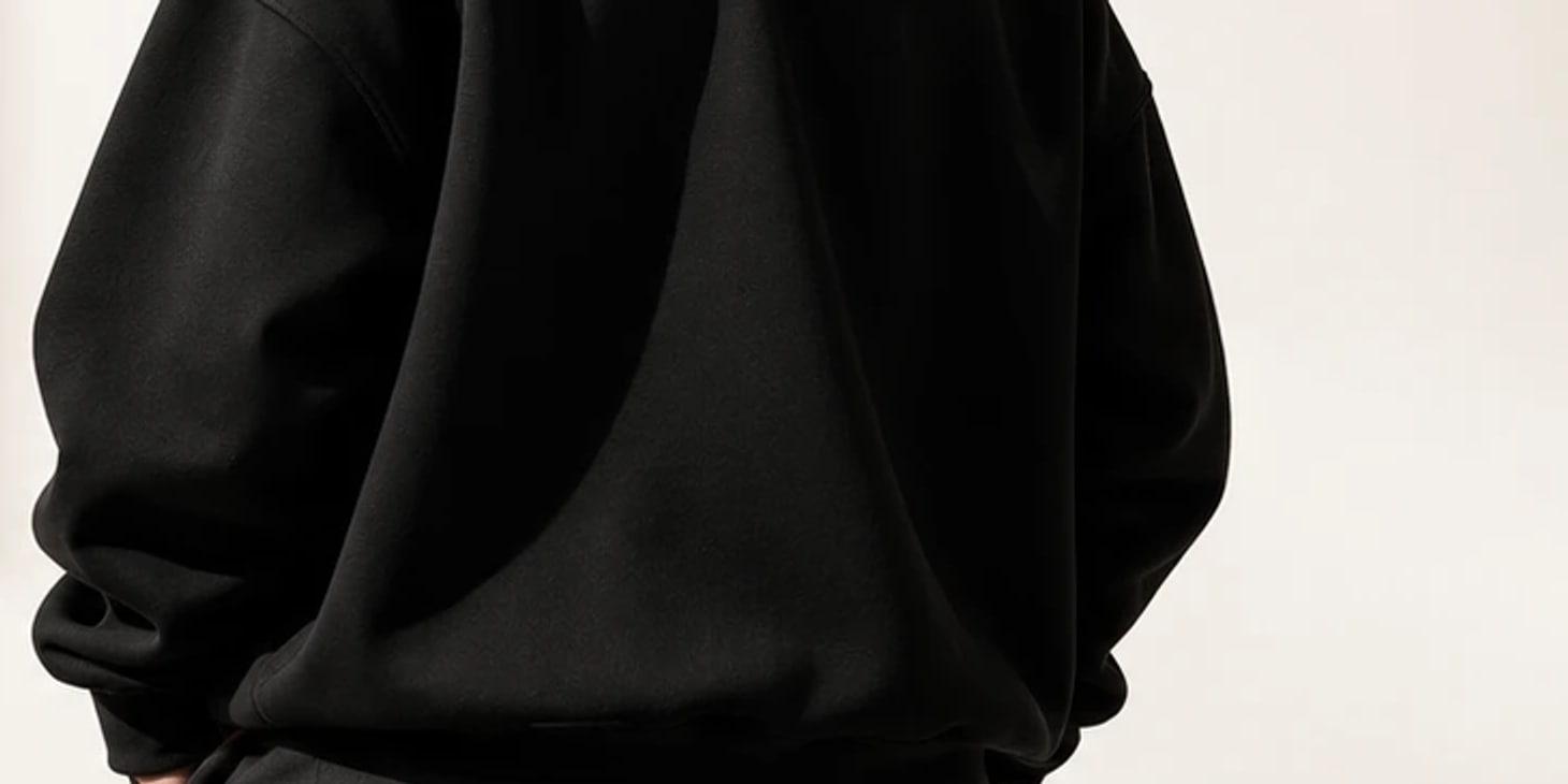 Détail du hoodie noir porté, vu de dos
